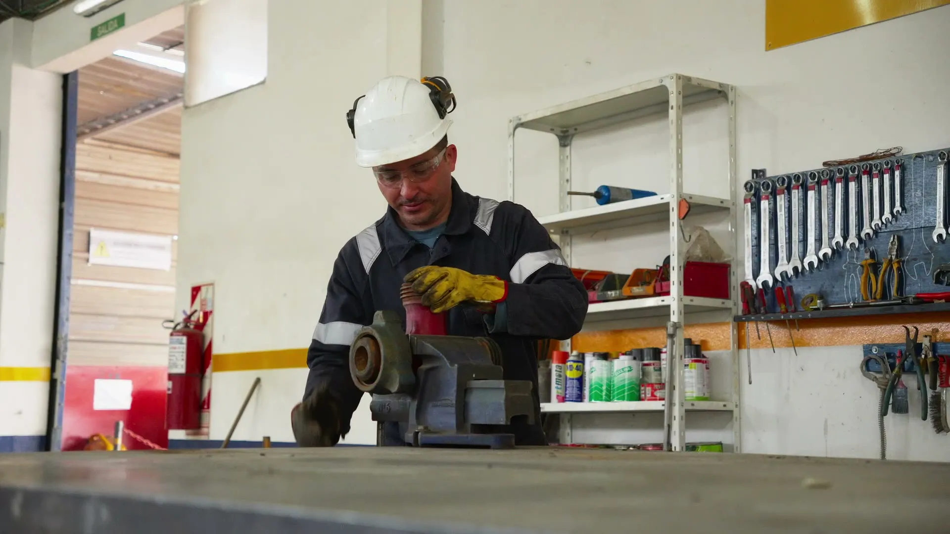 Técnico de Erloma en depósito de herramientas