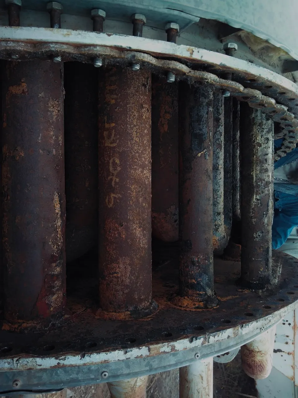 Cañerías apiladas en taller de Erloma Artificial Lift